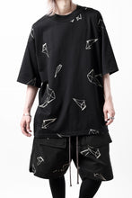 画像をギャラリービューアに読み込む, A.F ARTEFACT PYRA PATTERN PRINT THICK-COLLAR LOOSEY TEE (BLACK)