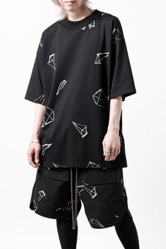 画像をギャラリービューアに読み込む, A.F ARTEFACT PYRA PATTERN PRINT THICK-COLLAR LOOSEY TEE (BLACK)