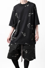 画像をギャラリービューアに読み込む, A.F ARTEFACT PYRA PATTERN PRINT THICK-COLLAR LOOSEY TEE (BLACK)