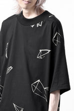 画像をギャラリービューアに読み込む, A.F ARTEFACT PYRA PATTERN PRINT THICK-COLLAR LOOSEY TEE (BLACK)