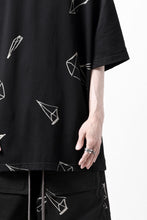 画像をギャラリービューアに読み込む, A.F ARTEFACT PYRA PATTERN PRINT THICK-COLLAR LOOSEY TEE (BLACK)