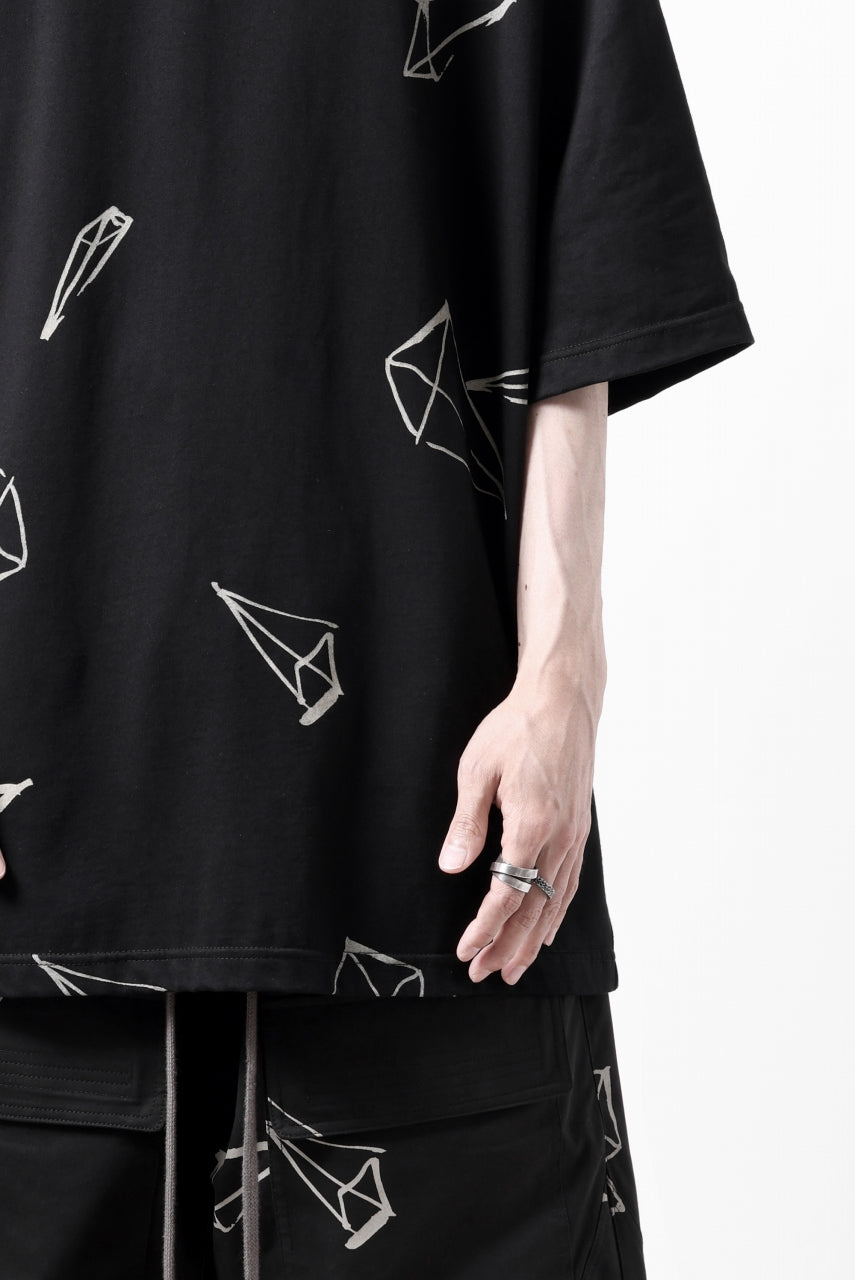 画像をギャラリービューアに読み込む, A.F ARTEFACT PYRA PATTERN PRINT THICK-COLLAR LOOSEY TEE (BLACK)