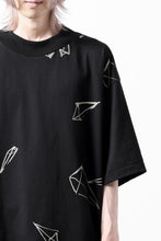 画像をギャラリービューアに読み込む, A.F ARTEFACT PYRA PATTERN PRINT THICK-COLLAR LOOSEY TEE (BLACK)