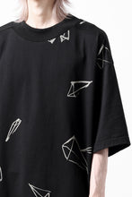 画像をギャラリービューアに読み込む, A.F ARTEFACT PYRA PATTERN PRINT THICK-COLLAR LOOSEY TEE (BLACK)