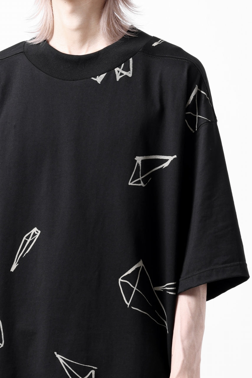 画像をギャラリービューアに読み込む, A.F ARTEFACT PYRA PATTERN PRINT THICK-COLLAR LOOSEY TEE (BLACK)