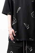 画像をギャラリービューアに読み込む, A.F ARTEFACT PYRA PATTERN PRINT THICK-COLLAR LOOSEY TEE (BLACK)