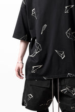 画像をギャラリービューアに読み込む, A.F ARTEFACT PYRA PATTERN PRINT THICK-COLLAR LOOSEY TEE (BLACK)