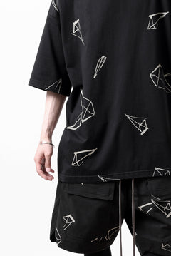 画像をギャラリービューアに読み込む, A.F ARTEFACT PYRA PATTERN PRINT THICK-COLLAR LOOSEY TEE (BLACK)