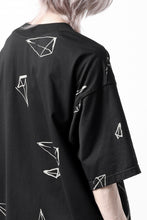 画像をギャラリービューアに読み込む, A.F ARTEFACT PYRA PATTERN PRINT THICK-COLLAR LOOSEY TEE (BLACK)
