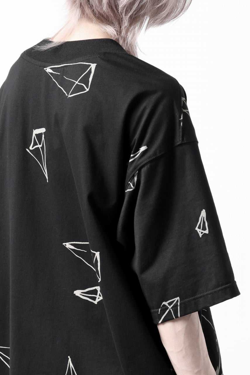 画像をギャラリービューアに読み込む, A.F ARTEFACT PYRA PATTERN PRINT THICK-COLLAR LOOSEY TEE (BLACK)