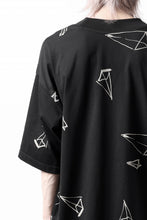 画像をギャラリービューアに読み込む, A.F ARTEFACT PYRA PATTERN PRINT THICK-COLLAR LOOSEY TEE (BLACK)