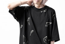 画像をギャラリービューアに読み込む, A.F ARTEFACT PYRA PATTERN PRINT THICK-COLLAR LOOSEY TEE (BLACK)