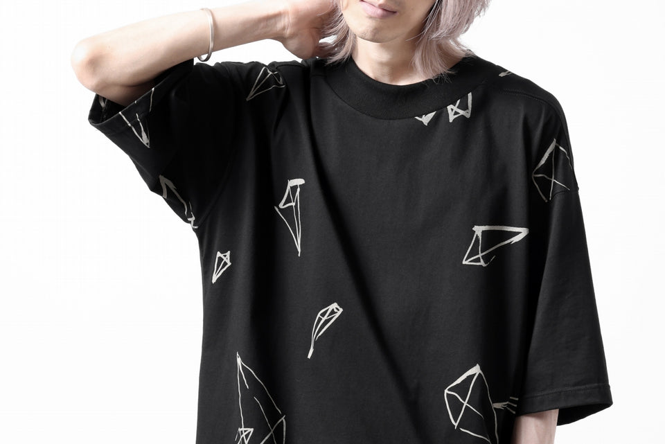 画像をギャラリービューアに読み込む, A.F ARTEFACT PYRA PATTERN PRINT THICK-COLLAR LOOSEY TEE (BLACK)