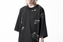 画像をギャラリービューアに読み込む, A.F ARTEFACT PYRA PATTERN PRINT THICK-COLLAR LOOSEY TEE (BLACK)
