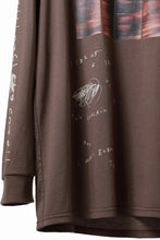画像をギャラリービューアに読み込む, A.F ARTEFACT THICK-COLLAR BASIC L/S T-SHIRT / TYPE A PRINT (BROWN)
