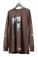 画像をギャラリービューアに読み込む, A.F ARTEFACT THICK-COLLAR BASIC L/S T-SHIRT / TYPE B PRINT (BROWN)