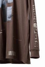 画像をギャラリービューアに読み込む, A.F ARTEFACT THICK-COLLAR BASIC L/S T-SHIRT / TYPE B PRINT (BROWN)
