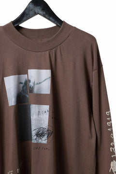画像をギャラリービューアに読み込む, A.F ARTEFACT THICK-COLLAR BASIC L/S T-SHIRT / TYPE B PRINT (BROWN)