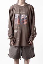 画像をギャラリービューアに読み込む, A.F ARTEFACT THICK-COLLAR BASIC L/S T-SHIRT / TYPE A PRINT (BROWN)