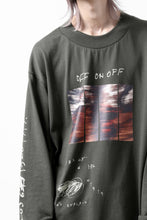 画像をギャラリービューアに読み込む, A.F ARTEFACT THICK-COLLAR BASIC L/S T-SHIRT / TYPE A PRINT (KHAKI)