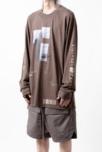 画像をギャラリービューアに読み込む, A.F ARTEFACT THICK-COLLAR BASIC L/S T-SHIRT / TYPE B PRINT (BROWN)