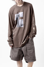 画像をギャラリービューアに読み込む, A.F ARTEFACT THICK-COLLAR BASIC L/S T-SHIRT / TYPE B PRINT (BROWN)