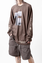 画像をギャラリービューアに読み込む, A.F ARTEFACT THICK-COLLAR BASIC L/S T-SHIRT / TYPE B PRINT (BROWN)