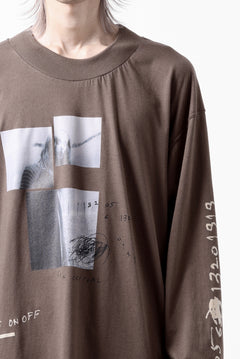 画像をギャラリービューアに読み込む, A.F ARTEFACT THICK-COLLAR BASIC L/S T-SHIRT / TYPE B PRINT (BROWN)