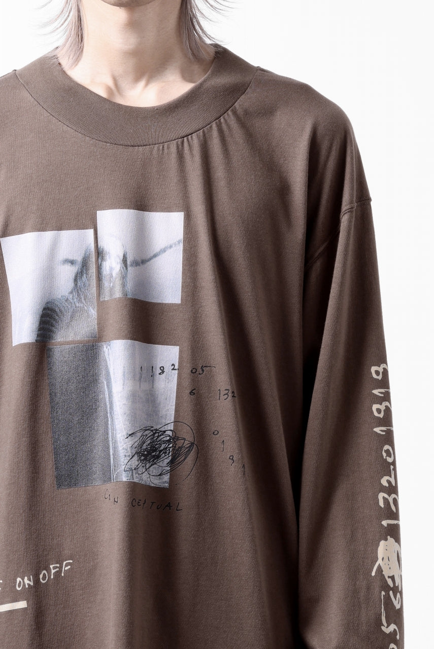 画像をギャラリービューアに読み込む, A.F ARTEFACT THICK-COLLAR BASIC L/S T-SHIRT / TYPE B PRINT (BROWN)