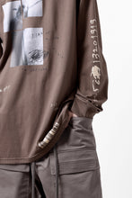 画像をギャラリービューアに読み込む, A.F ARTEFACT THICK-COLLAR BASIC L/S T-SHIRT / TYPE B PRINT (BROWN)