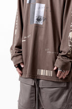 画像をギャラリービューアに読み込む, A.F ARTEFACT THICK-COLLAR BASIC L/S T-SHIRT / TYPE B PRINT (BROWN)