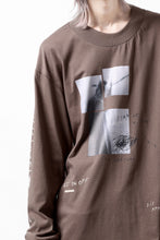 画像をギャラリービューアに読み込む, A.F ARTEFACT THICK-COLLAR BASIC L/S T-SHIRT / TYPE B PRINT (BROWN)