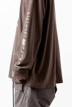 画像をギャラリービューアに読み込む, A.F ARTEFACT THICK-COLLAR BASIC L/S T-SHIRT / TYPE B PRINT (BROWN)