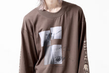 画像をギャラリービューアに読み込む, A.F ARTEFACT THICK-COLLAR BASIC L/S T-SHIRT / TYPE B PRINT (BROWN)