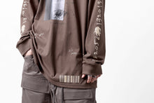 画像をギャラリービューアに読み込む, A.F ARTEFACT THICK-COLLAR BASIC L/S T-SHIRT / TYPE B PRINT (BROWN)