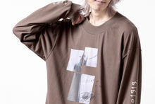 画像をギャラリービューアに読み込む, A.F ARTEFACT THICK-COLLAR BASIC L/S T-SHIRT / TYPE B PRINT (BROWN)