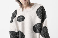 画像をギャラリービューアに読み込む, A.F ARTEFACT POLKA PATTERN KNIT TOPS (BEIGE x GREY)