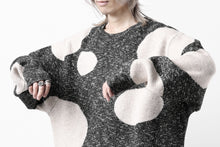 画像をギャラリービューアに読み込む, A.F ARTEFACT POLKA PATTERN KNIT TOPS (GREY x BEIGE)