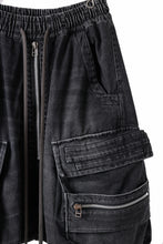 画像をギャラリービューアに読み込む, A.F ARTEFACT LOWCROTCH MILITARY WIDE SHORTS / FADED AGING DENIM (BLACK)
