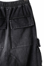 画像をギャラリービューアに読み込む, A.F ARTEFACT LOWCROTCH MILITARY WIDE SHORTS / FADED AGING DENIM (BLACK)