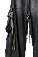 画像をギャラリービューアに読み込む, A.F ARTEFACT EXTREME WIDE CARGO PANTS / FADED AGING DENIM (VINTAGE BLACK)
