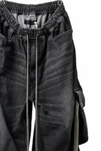 画像をギャラリービューアに読み込む, A.F ARTEFACT EXTREME WIDE CARGO PANTS / FADED AGING DENIM (VINTAGE BLACK)
