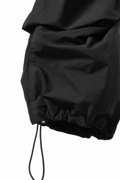 画像をギャラリービューアに読み込む, A.F ARTEFACT TUCK VOLUME BAGGY PANTS / SMOOTH NYLON (BLACK)