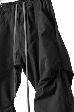 画像をギャラリービューアに読み込む, A.F ARTEFACT TUCK VOLUME BAGGY PANTS / SMOOTH NYLON (BLACK)