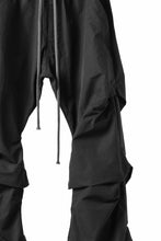 画像をギャラリービューアに読み込む, A.F ARTEFACT TUCK VOLUME BAGGY PANTS / SMOOTH NYLON (BLACK)