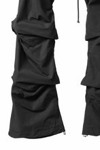 画像をギャラリービューアに読み込む, A.F ARTEFACT TUCK VOLUME BAGGY PANTS / SMOOTH NYLON (BLACK)