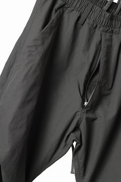 画像をギャラリービューアに読み込む, A.F ARTEFACT TUCK VOLUME BAGGY PANTS / SMOOTH NYLON (KHAKI)