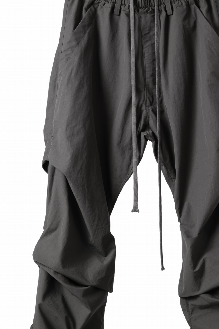 画像をギャラリービューアに読み込む, A.F ARTEFACT TUCK VOLUME BAGGY PANTS / SMOOTH NYLON (KHAKI)