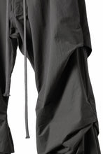 画像をギャラリービューアに読み込む, A.F ARTEFACT TUCK VOLUME BAGGY PANTS / SMOOTH NYLON (KHAKI)