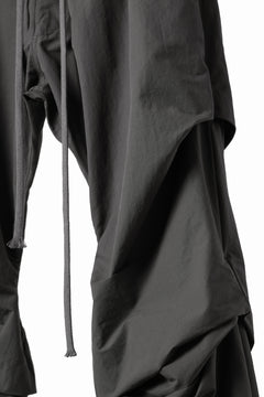 画像をギャラリービューアに読み込む, A.F ARTEFACT TUCK VOLUME BAGGY PANTS / SMOOTH NYLON (KHAKI)